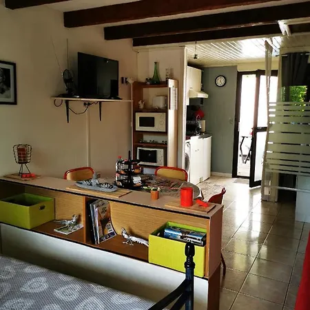 Holiday home Studio Tres Agreable Totalement Independant Dans Maison Avec Cour Sans Vis A Vis